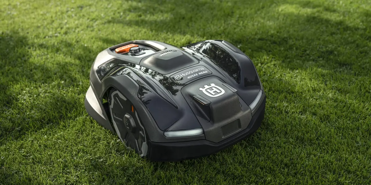 Husqvarna predstavila robotické kosačky Automower 305E NERA, 405XE NERA a 435X AWD NERA, fungujú bez káblov