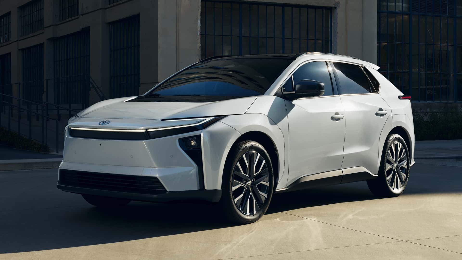 Toyota bZ 2026: Nové označenie a podstatne vyšší dojazd má napraviť neúspech modelu bZ4X 